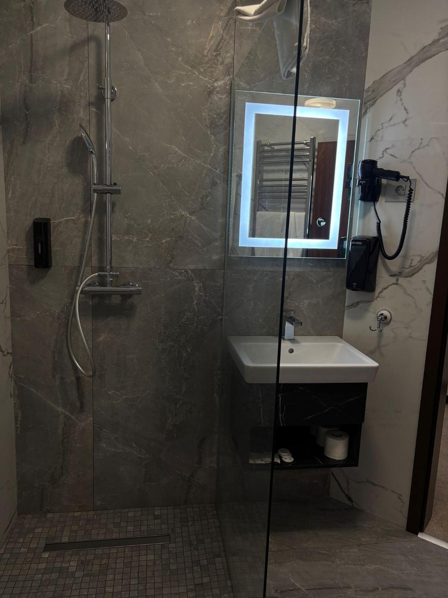 אראד Hotel President מראה חיצוני תמונה