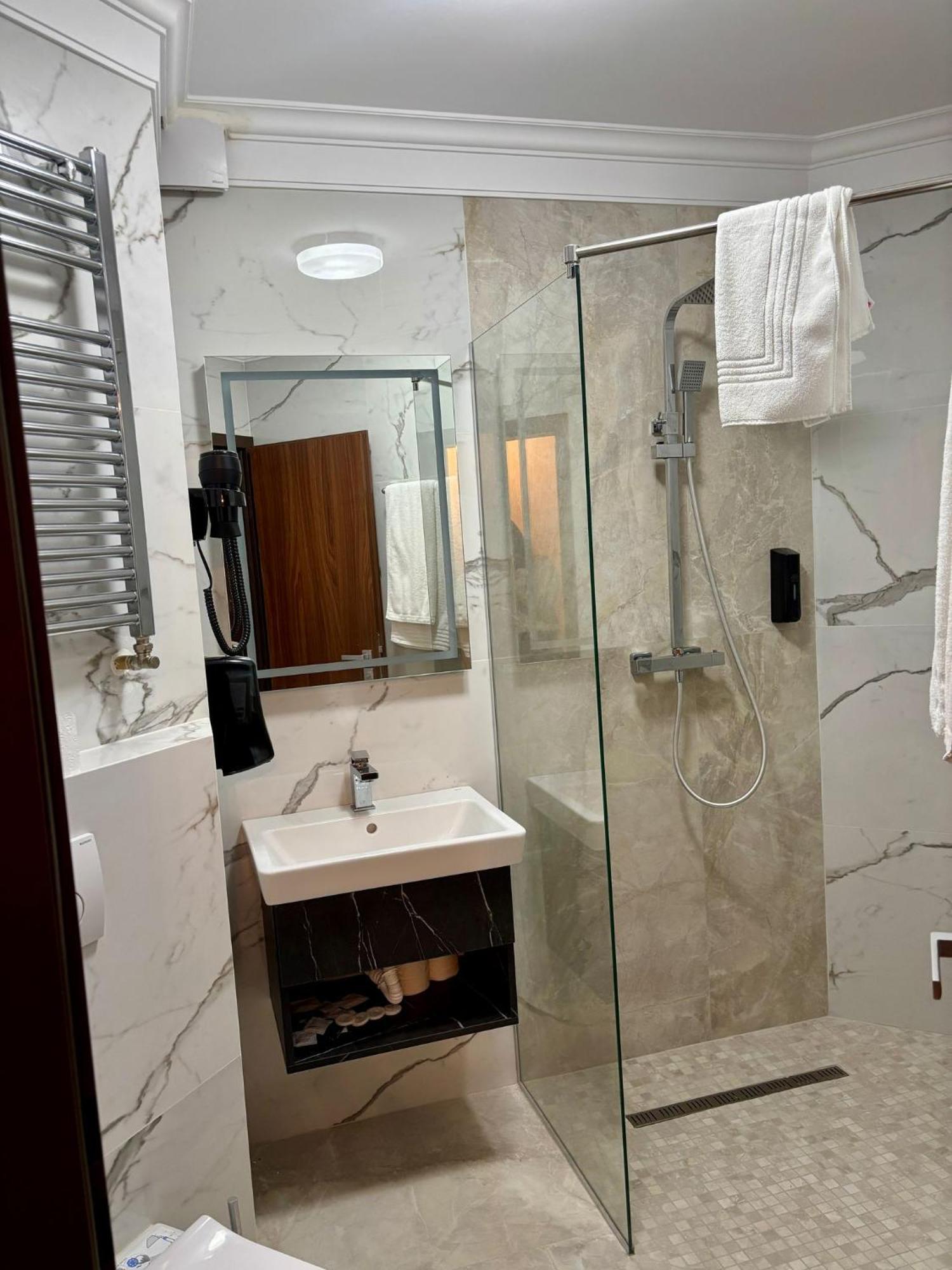 אראד Hotel President מראה חיצוני תמונה