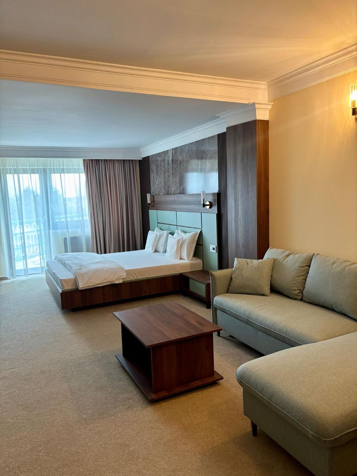 אראד Hotel President מראה חיצוני תמונה