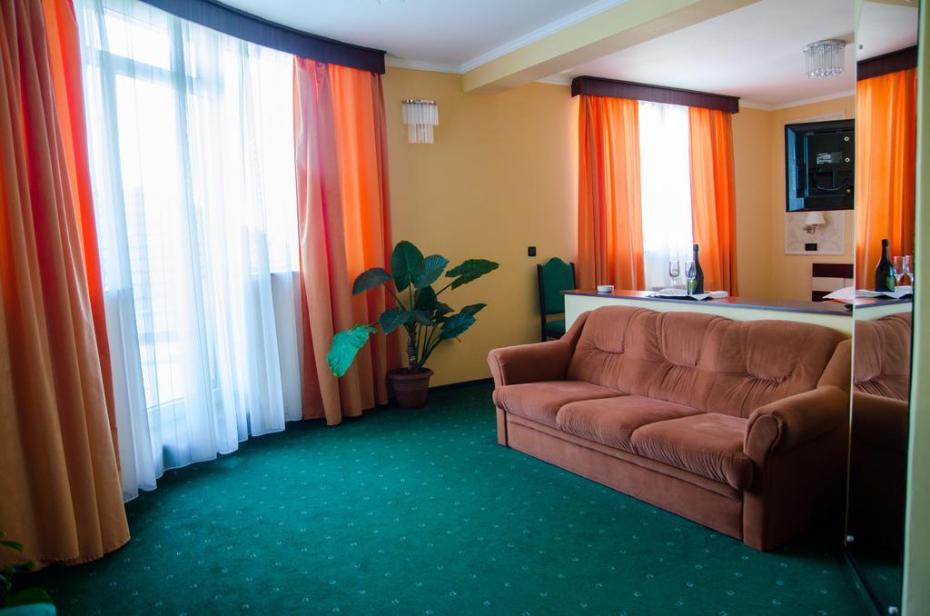 אראד Hotel President מראה חיצוני תמונה