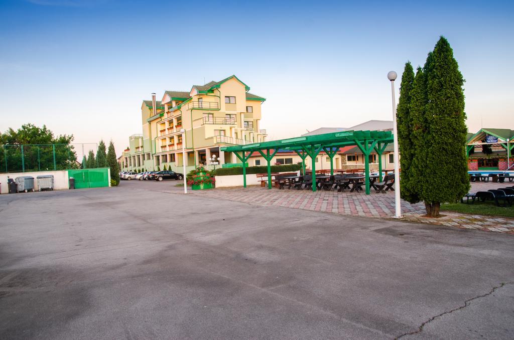 אראד Hotel President מראה חיצוני תמונה