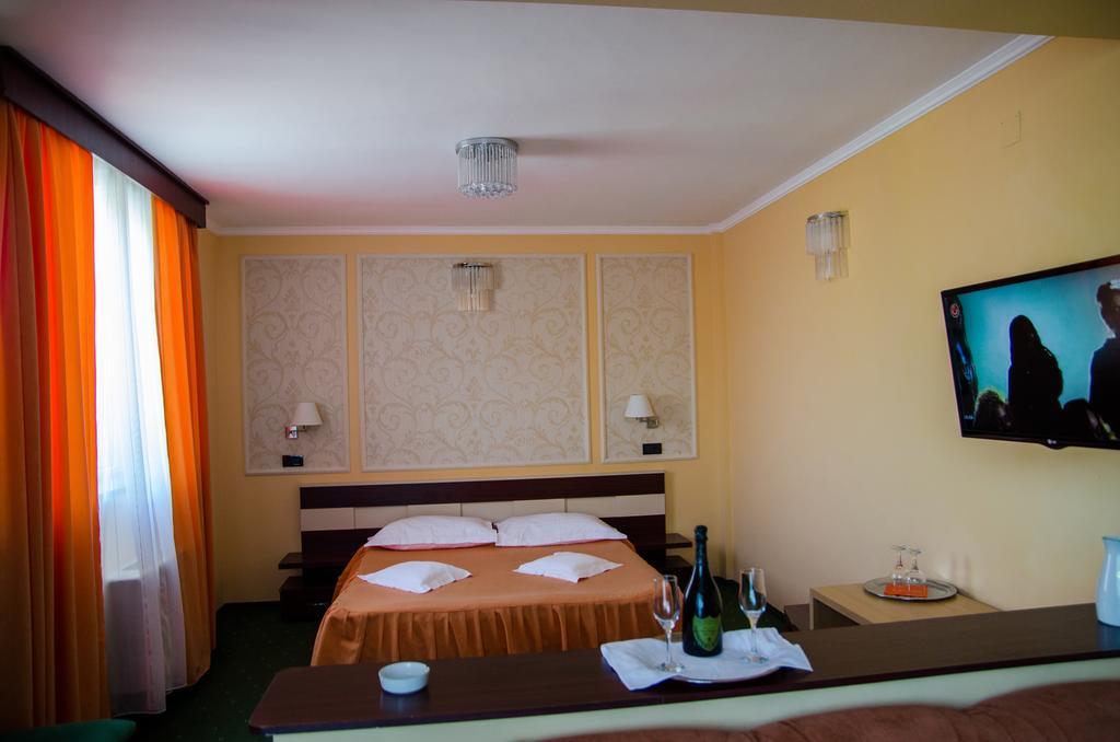 אראד Hotel President מראה חיצוני תמונה