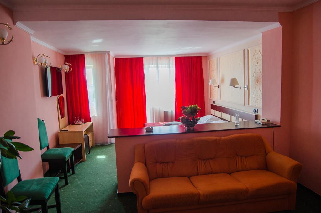 אראד Hotel President מראה חיצוני תמונה
